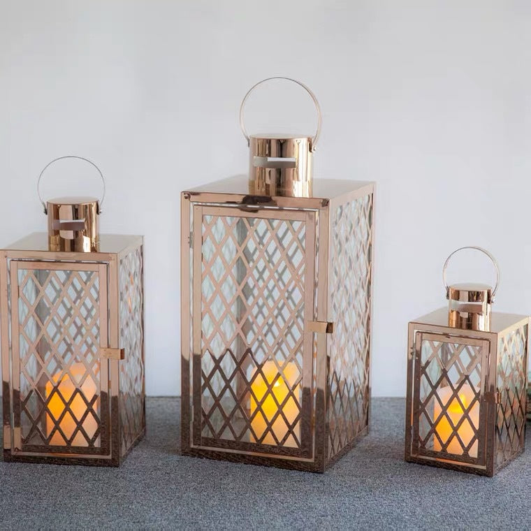 Moderne polierte Gitter-Metalllaterne-Kollektion mit Scharniertür und oberem Schlaufengriff Brehn