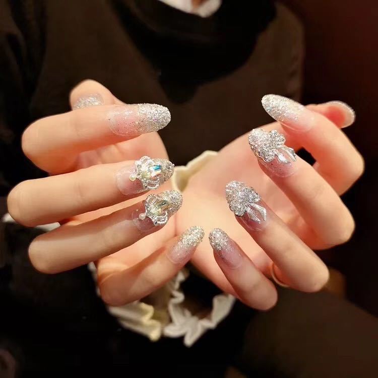 Kunstnägel mit funkelnden Strass- und Glitzerakzenten Brehn