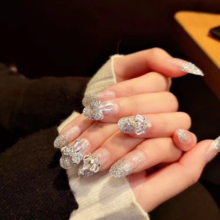 Kunstnägel mit funkelnden Strass- und Glitzerakzenten Brehn