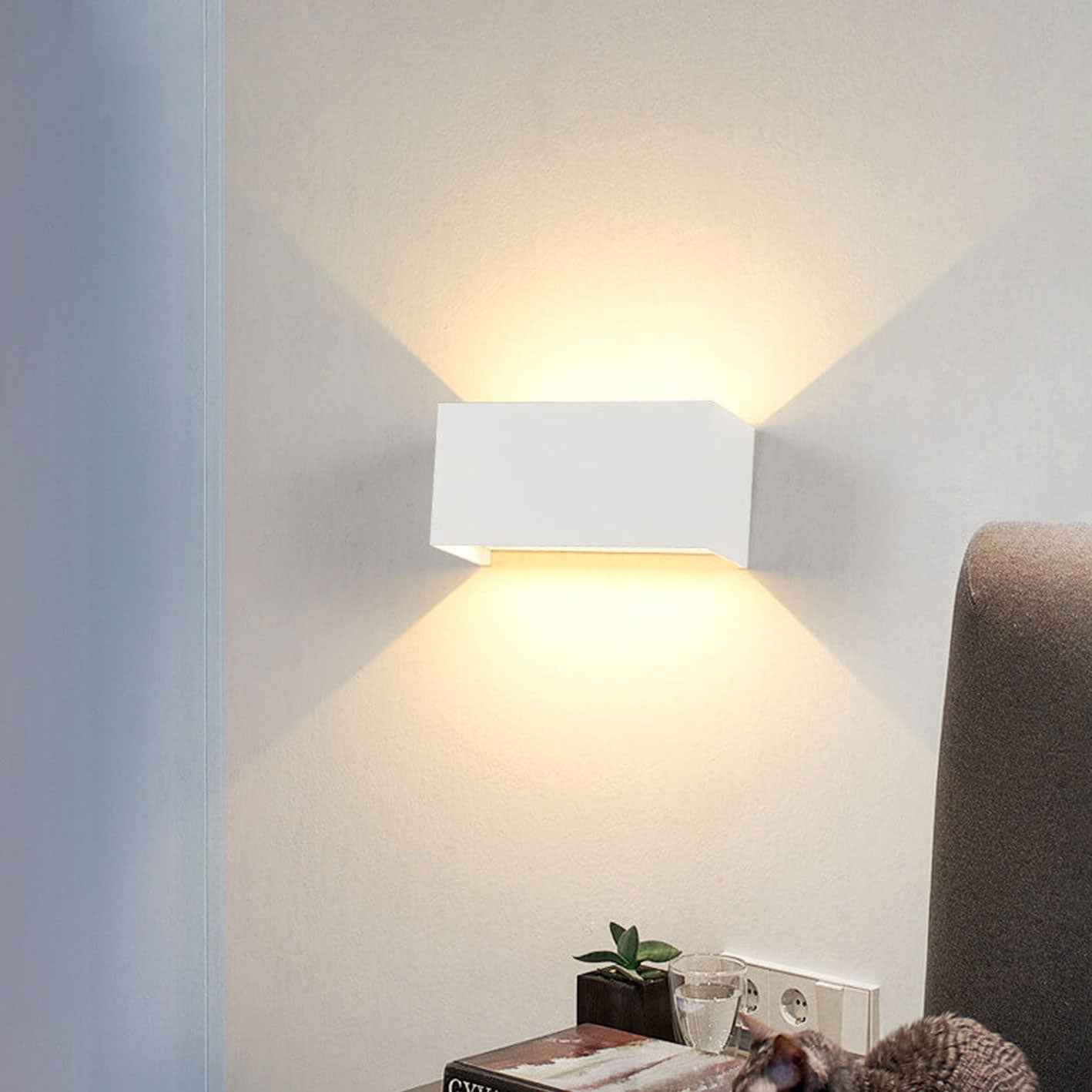 Moderne, wasserdichte, rechteckige LED-Wandleuchte für den Außenbereich mit nach oben und unten gerichteter Beleuchtung.
