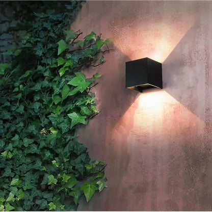 Moderne Wandleuchte aus schwarzem Aluminium
