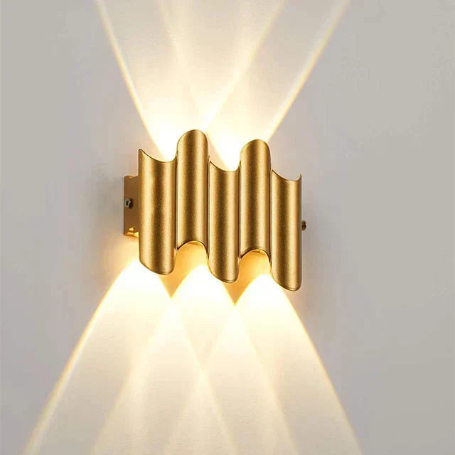Zeitgenössische Wandlampe mit natürlichem Glanz