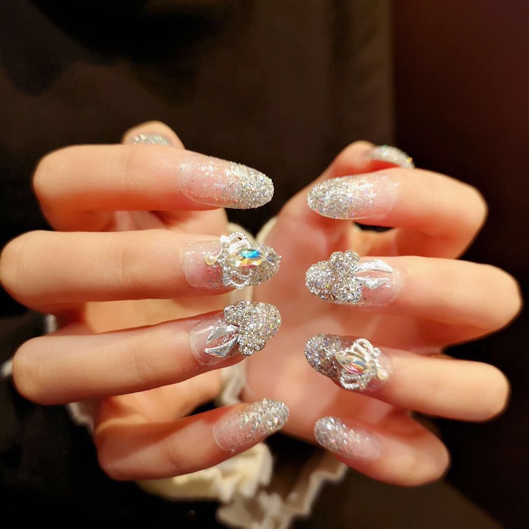 Kunstnägel mit funkelnden Strass- und Glitzerakzenten Brehn