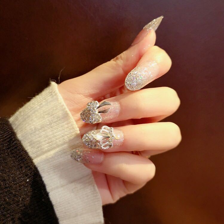 Kunstnägel mit funkelnden Strass- und Glitzerakzenten Brehn