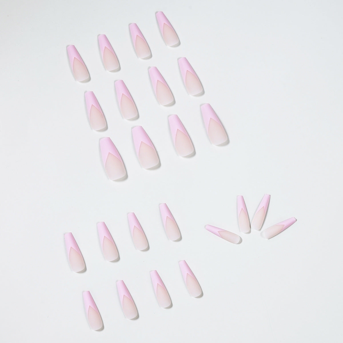 Kunstvolle Nagelverlängerungen mit eleganter V-Form Brehn