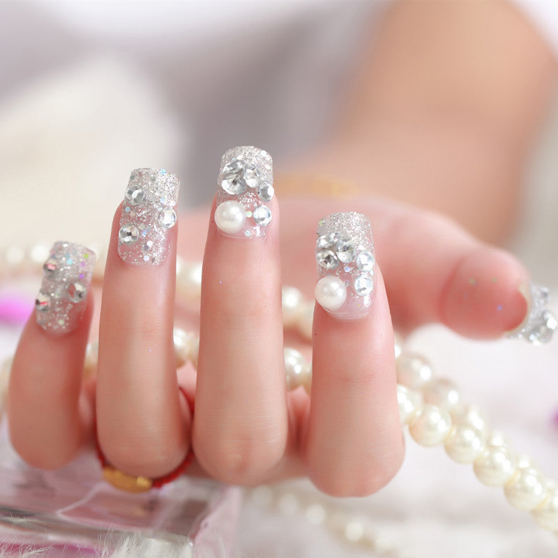 Kunstnägel mit Glitzer und Perlenakzenten Brehn
