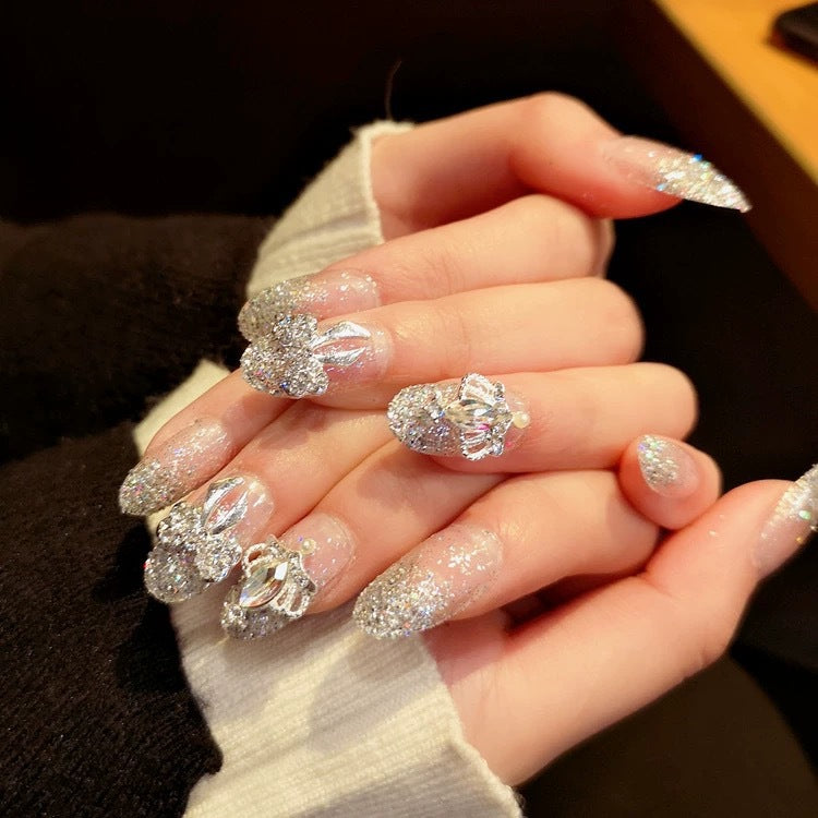 Kunstnägel mit funkelnden Strass- und Glitzerakzenten Brehn