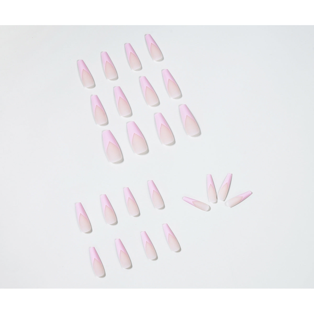 Kunstvolle Nagelverlängerungen mit eleganter V-Form Brehn