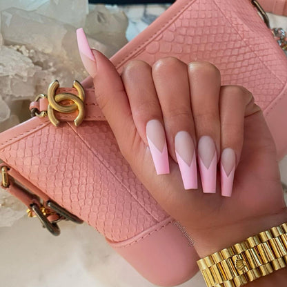 Kunstvolle Nagelverlängerungen mit eleganter V-Form Brehn