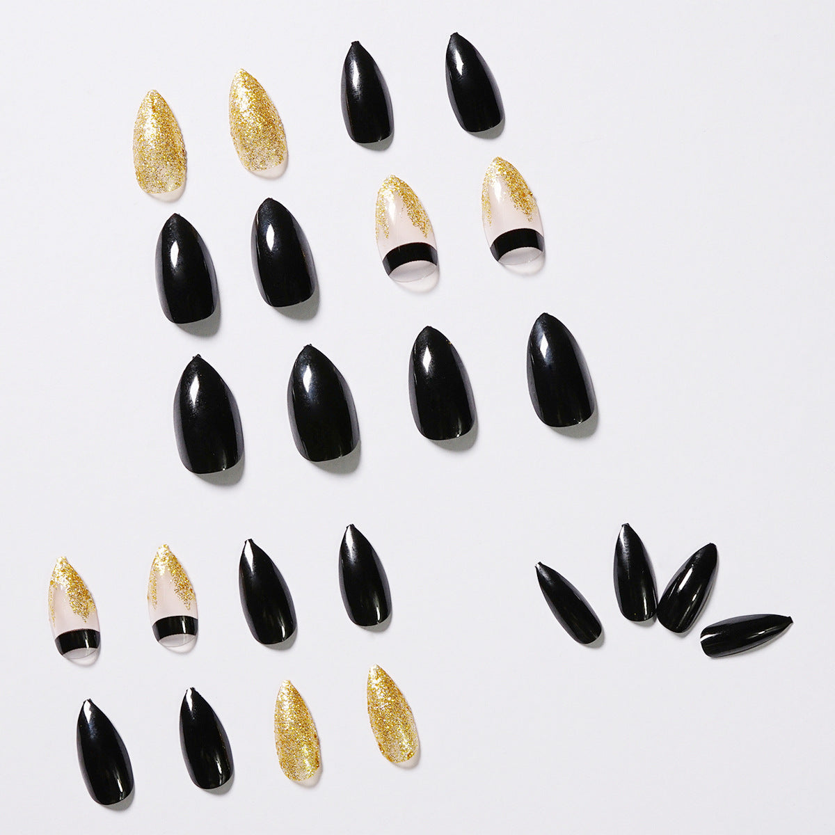 Kunstvolle Nagelverlängerungen mit schwarzem Glanz und eleganten Akzenten Brehn