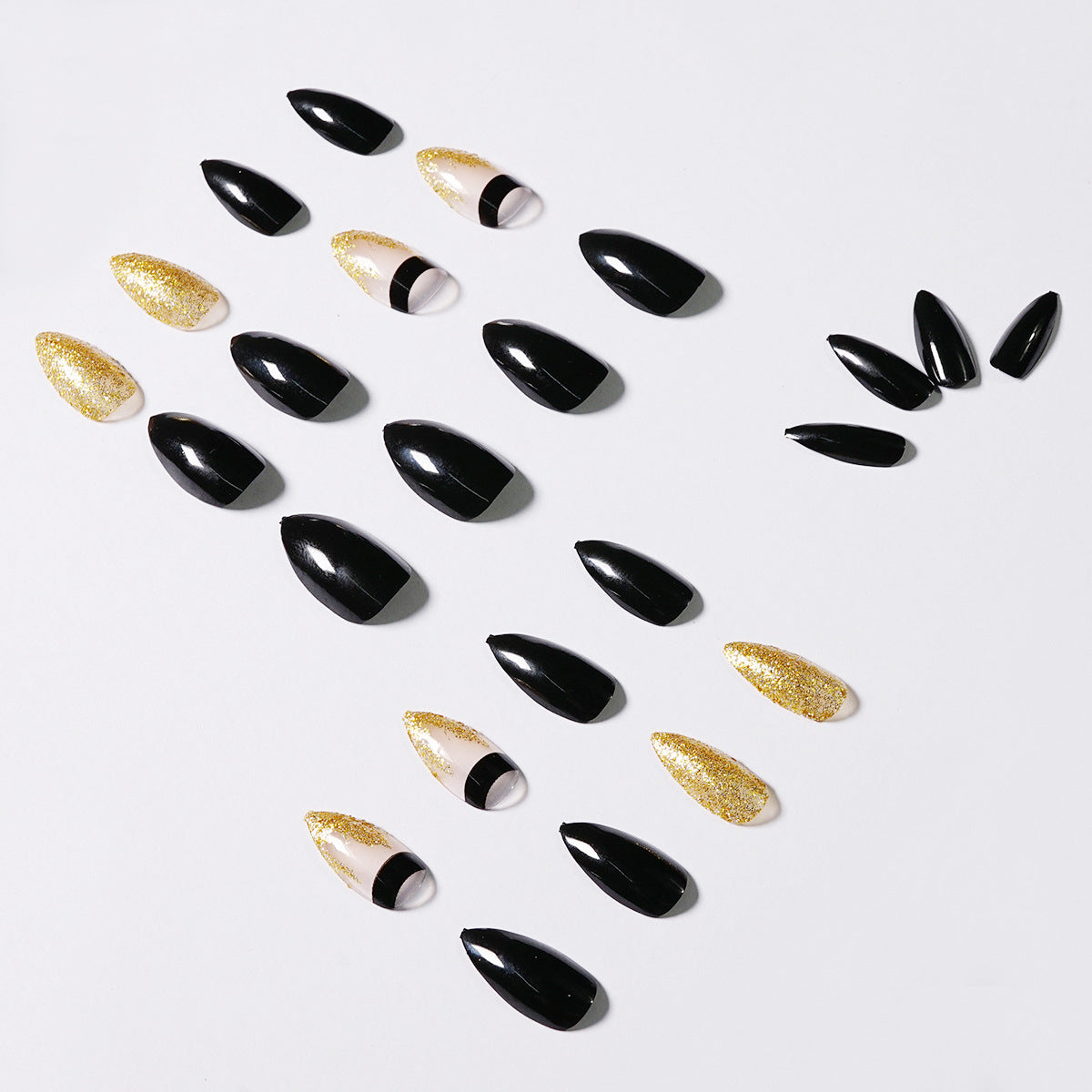 Kunstvolle Nagelverlängerungen mit schwarzem Glanz und eleganten Akzenten Brehn