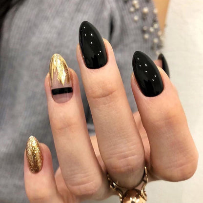 Kunstvolle Nagelverlängerungen mit schwarzem Glanz und eleganten Akzenten Brehn