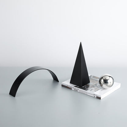 Dekorative geometrische Obelisk-Skulptur