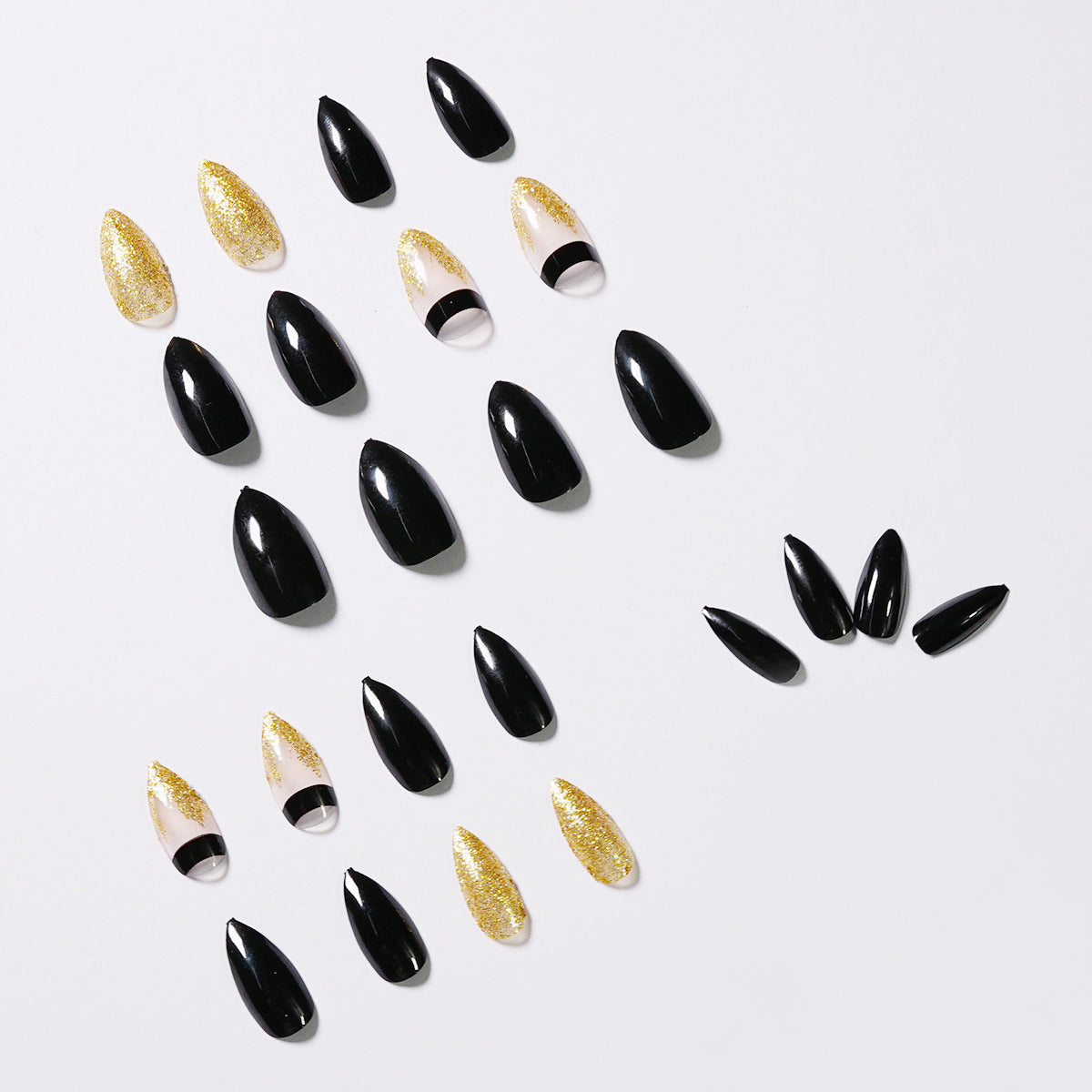 Kunstvolle Nagelverlängerungen mit schwarzem Glanz und eleganten Akzenten Brehn