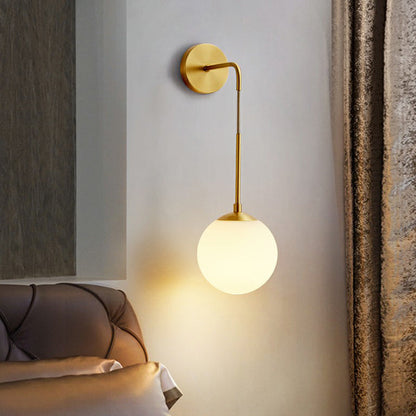 Globale Wandleuchte Simplicity Weißes Glas 1 Glühbirne Schlafzimmer Wandleuchte Lampe in Messing | Brehn