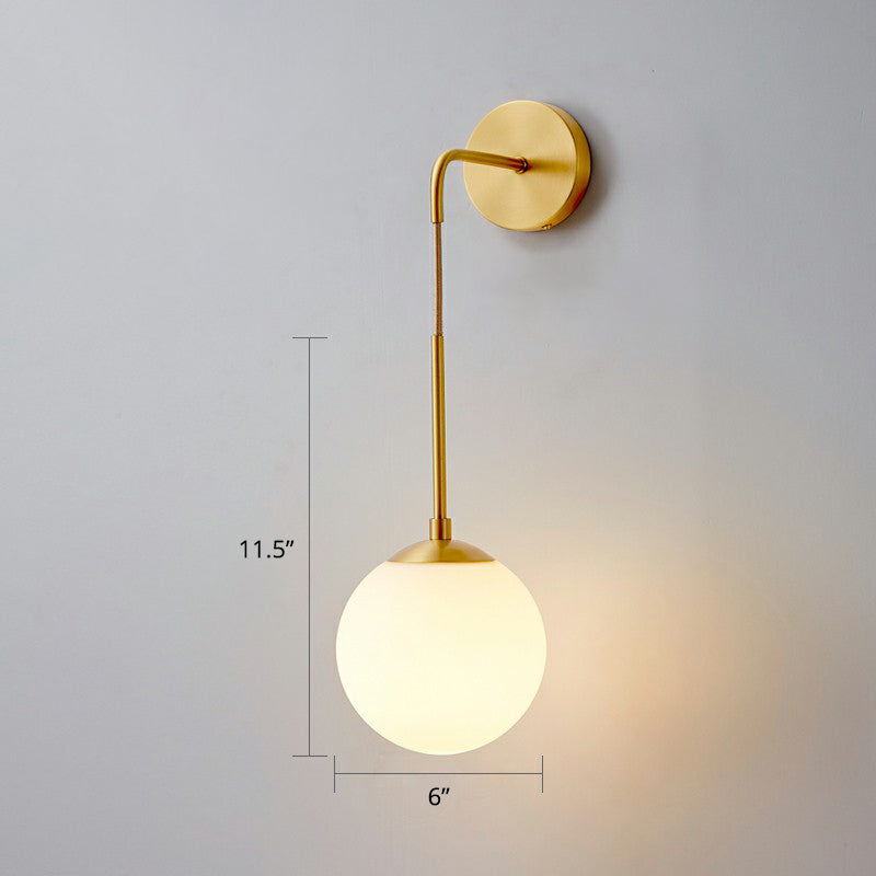 Globale Wandleuchte Simplicity Weißes Glas 1 Glühbirne Schlafzimmer Wandleuchte Lampe in Messing | Brehn