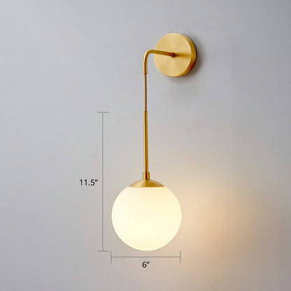 Globale Wandleuchte Simplicity Weißes Glas 1 Glühbirne Schlafzimmer Wandleuchte Lampe in Messing | Brehn