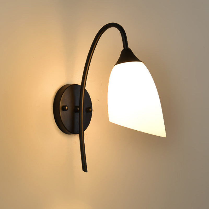 Schwarze Ausführung Gänsekopf Wandlampe Rustikales Metall 1 Glühbirne Schlafzimmer Wandleuchte mit Milchglasschirm | Brehn
