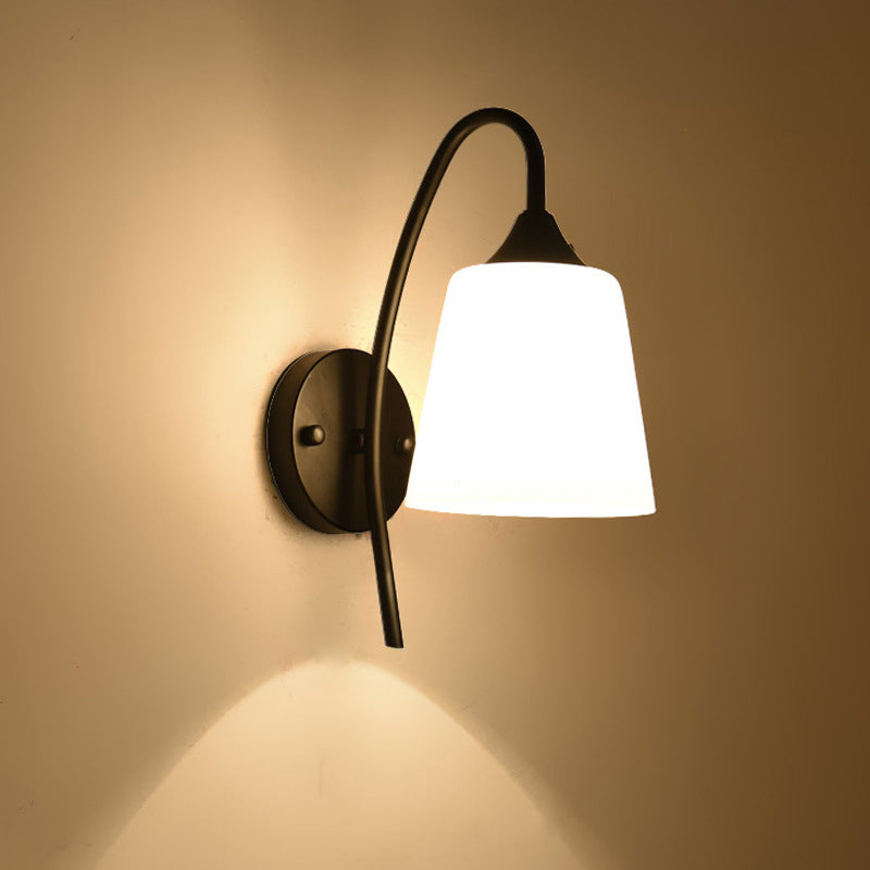 Schwarze Ausführung Gänsekopf Wandlampe Rustikales Metall 1 Glühbirne Schlafzimmer Wandleuchte mit Milchglasschirm | Brehn