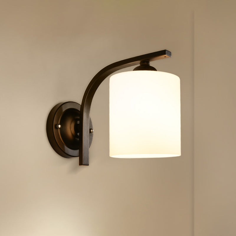 Zylindrische weiße Glas-Wandleuchte Vintage 1 Kopf Gangwandleuchte mit gebogenem Arm in Schwarz | Brehn