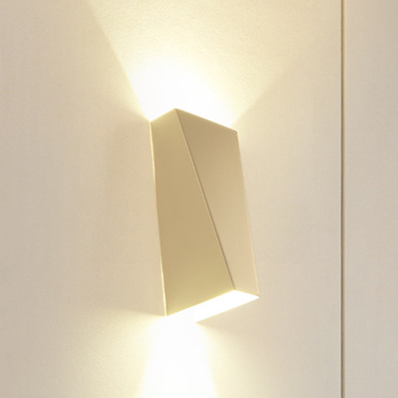 Simplistischer Stil Trapez-Wandwaschlicht Aluminium Warm/Weiß Beleuchtung LED Nachttisch-Wandleuchte in Schwarz/Weiß | Brehn