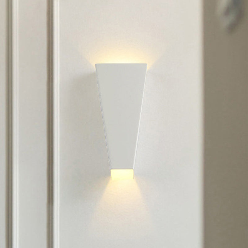 Simplistischer Stil Trapez-Wandwaschlicht Aluminium Warm/Weiß Beleuchtung LED Nachttisch-Wandleuchte in Schwarz/Weiß | Brehn