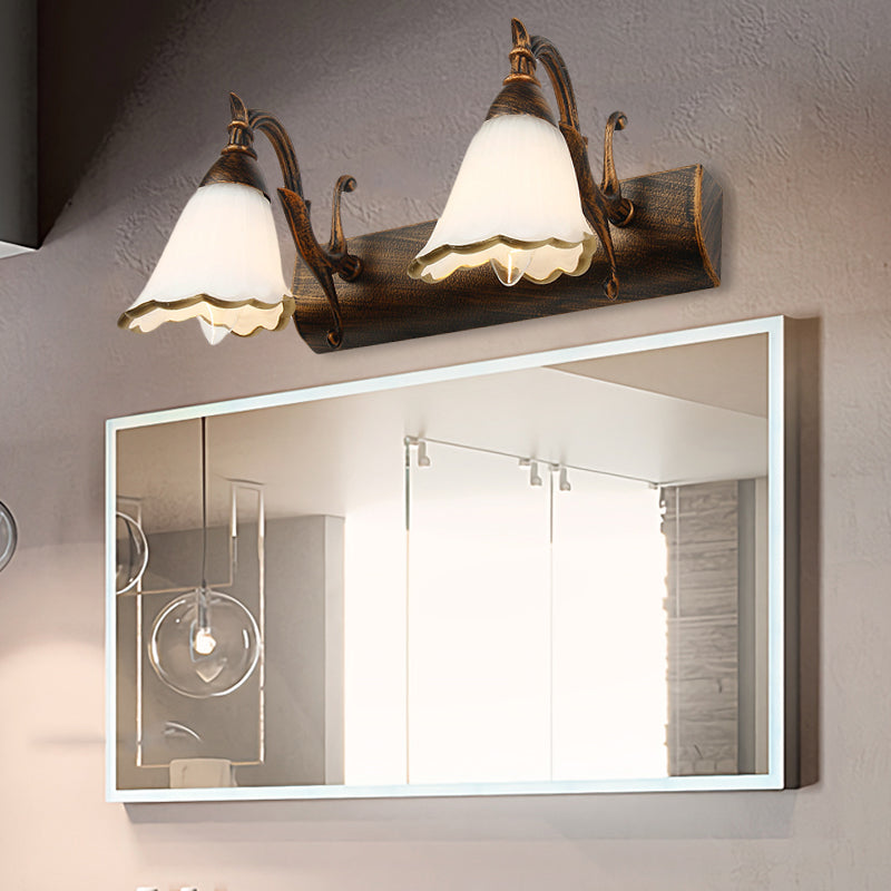 Blumenförmige Badezimmer-Wandleuchte, klassisches Opalglas, 2/3/4 Leuchten, Bronze/Weiß, Schminkbeleuchtung