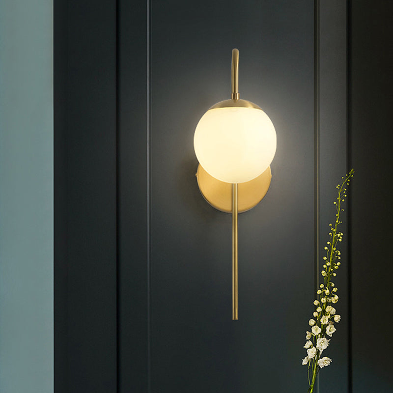 Sphere Wandlampe Minimal Frosted Glass 1 Leuchtmittel Weiße Wandleuchte mit Gold Gänsekopfarm | Brehn