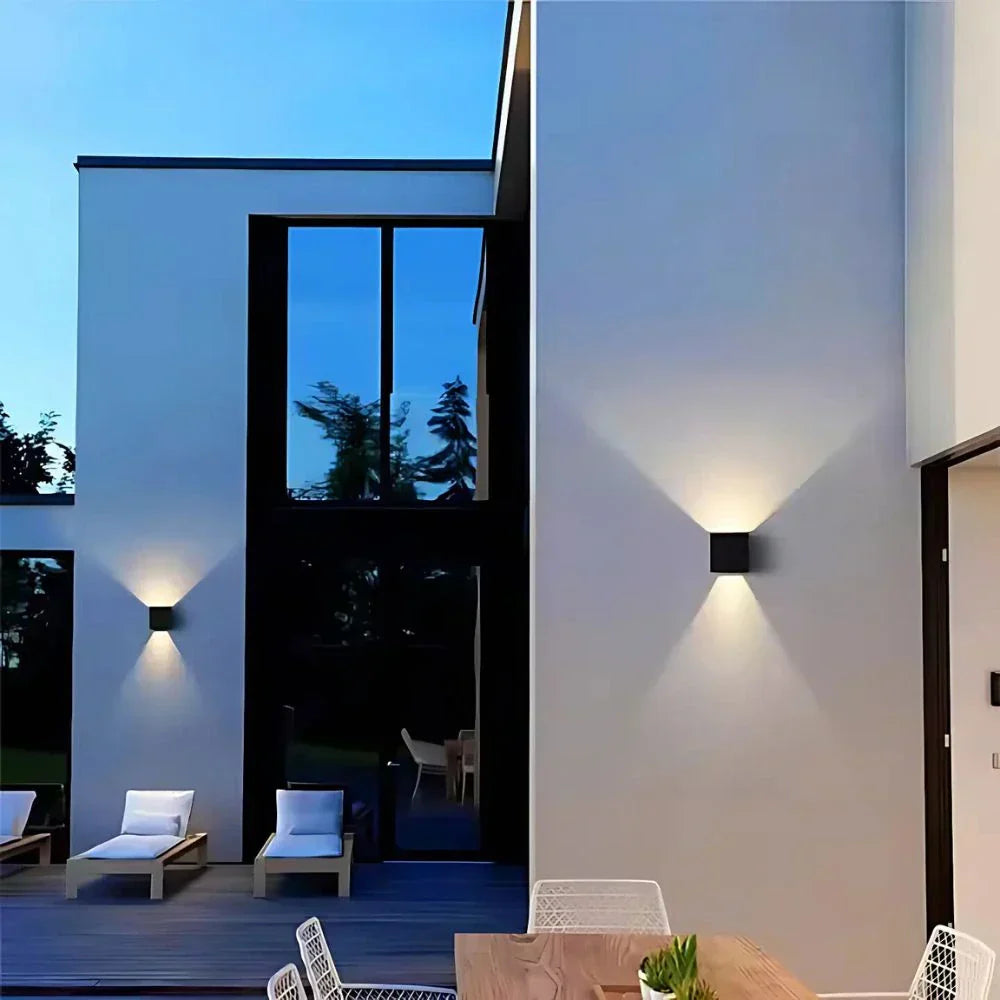 Moderne Wandleuchte aus schwarzem Aluminium