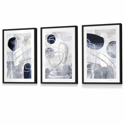 Abstrakte blaue und silberne Formen, Set aus 3 gerahmten Kunstdrucken