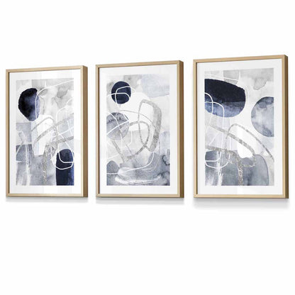 Abstrakte blaue und silberne Formen, Set aus 3 gerahmten Kunstdrucken