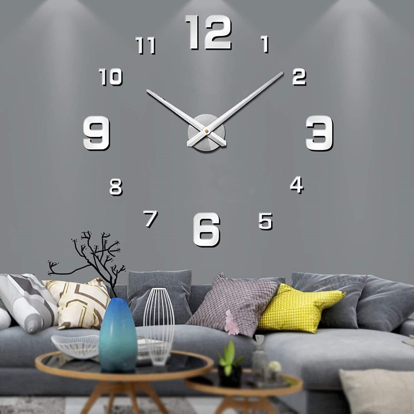 Große Wanduhr im modernen Wohnstil