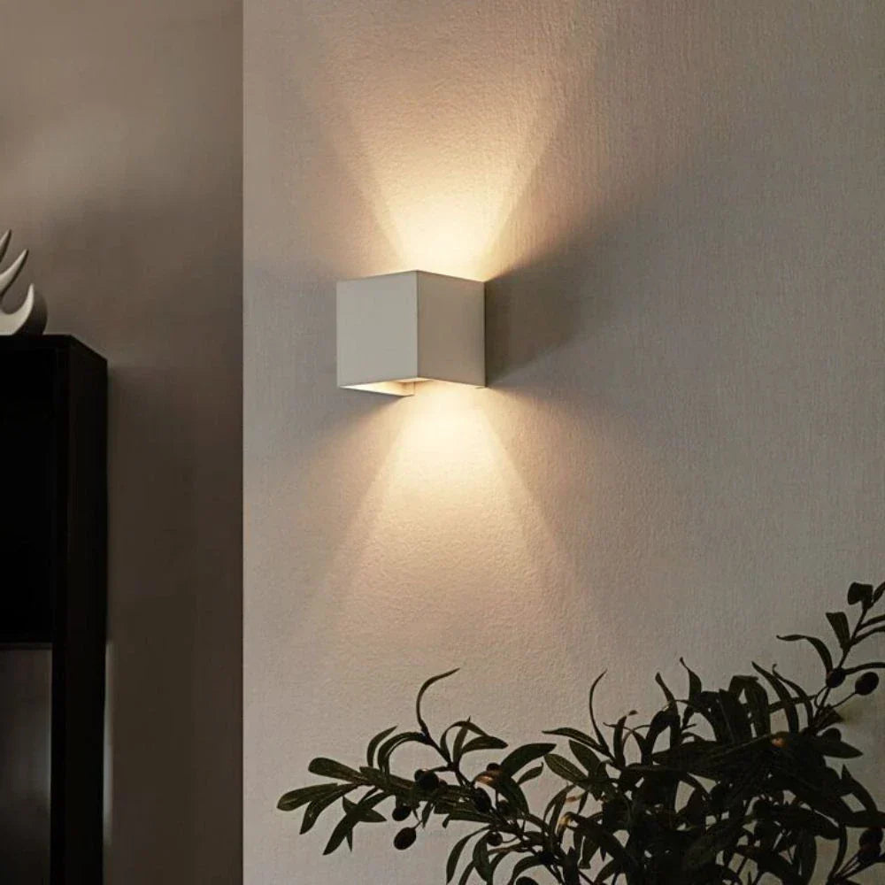 Moderne Wandleuchte aus schwarzem Aluminium