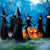 Leuchtende Hand hält Halloween-Hexen-Dekoration