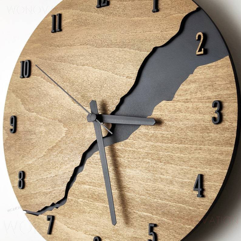 RusticEdge – Einzigartige Wanduhr mit Oberfläche aus rissigem Holz und rustikaler Eleganz