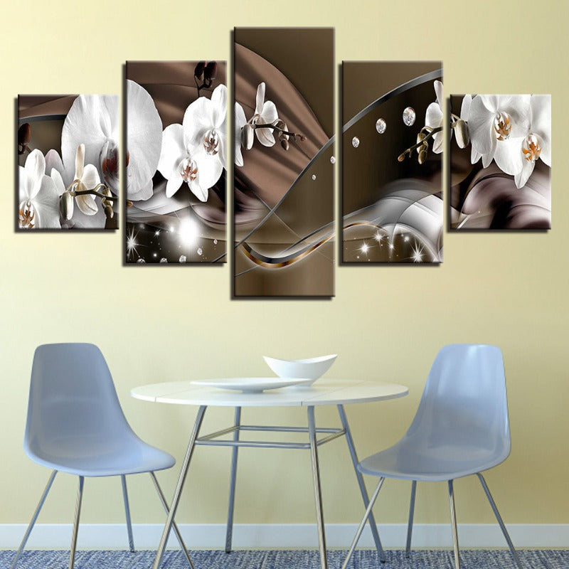5-teiliges Leinwandbild mit braun-metallischem Hintergrund und weißen Blumen