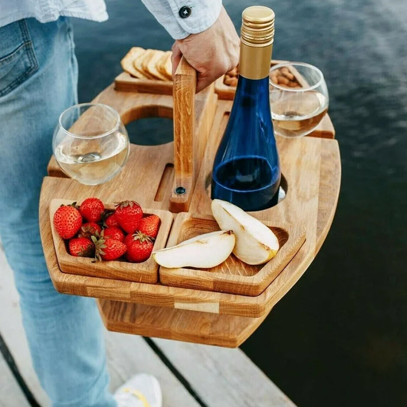 Kompakter Picknicktisch mit Flaschenhalter aus Holz