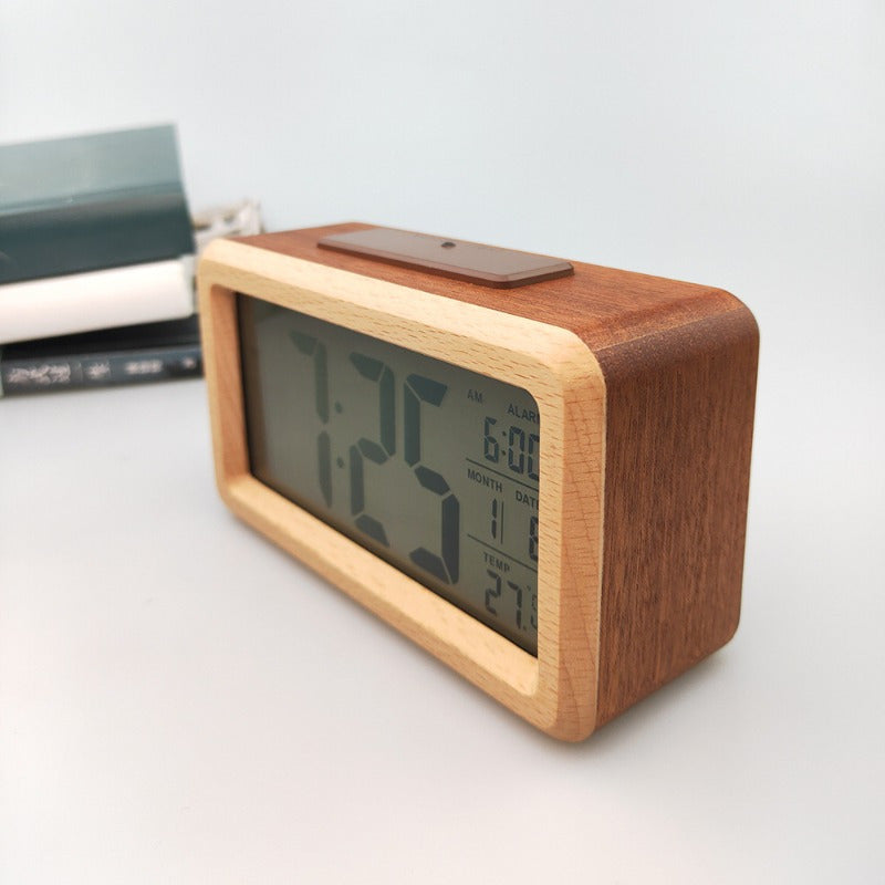 Elegante Holzuhr mit Kalender- und Temperaturanzeige | Brehn