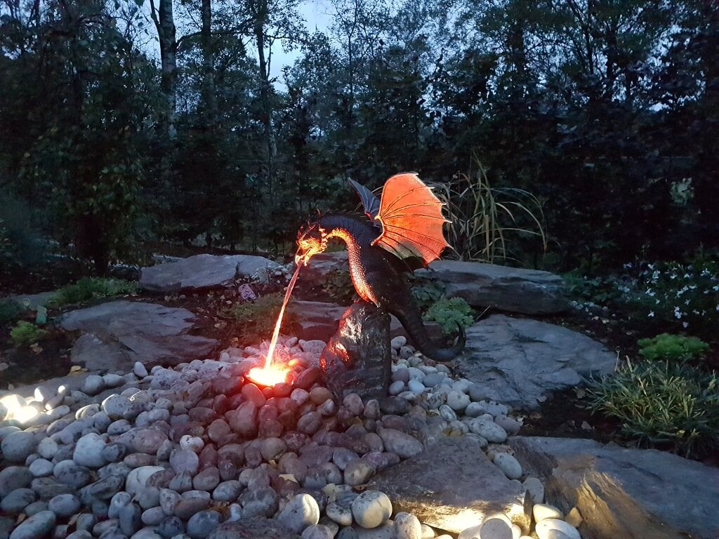 Präzisionsgegossene feuerspeiende Drachenskulptur Wasserlandschaft
