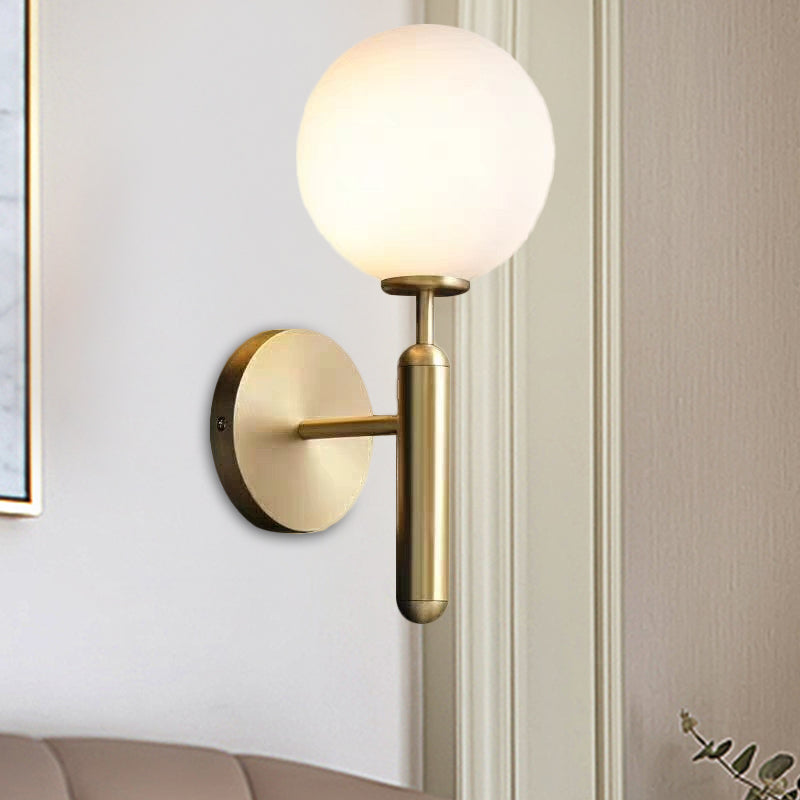 Milchglasball-Wandleuchte Zeitgenössisch 1 Kopf Messing Wandmontage Lichtarmatur mit Metalldesignarm | Brehn