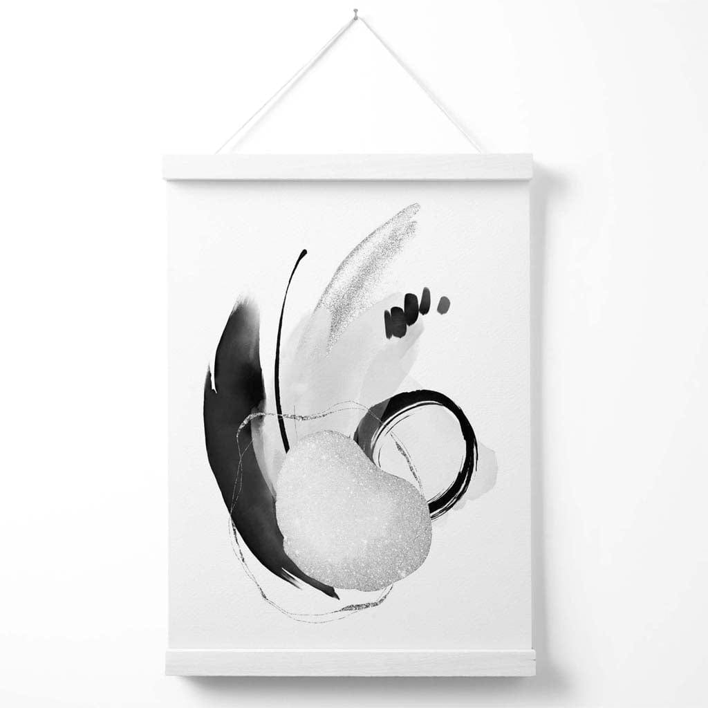 Poster mit abstrakten schwarz-weißen Aquarellformen und Aufhänger
