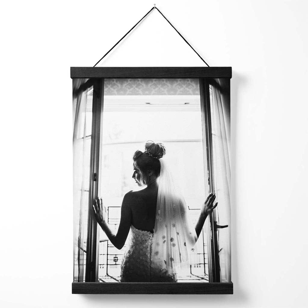 Braut im Schaufenster: Schwarz-Weiß-Fotoposter mit Aufhänger