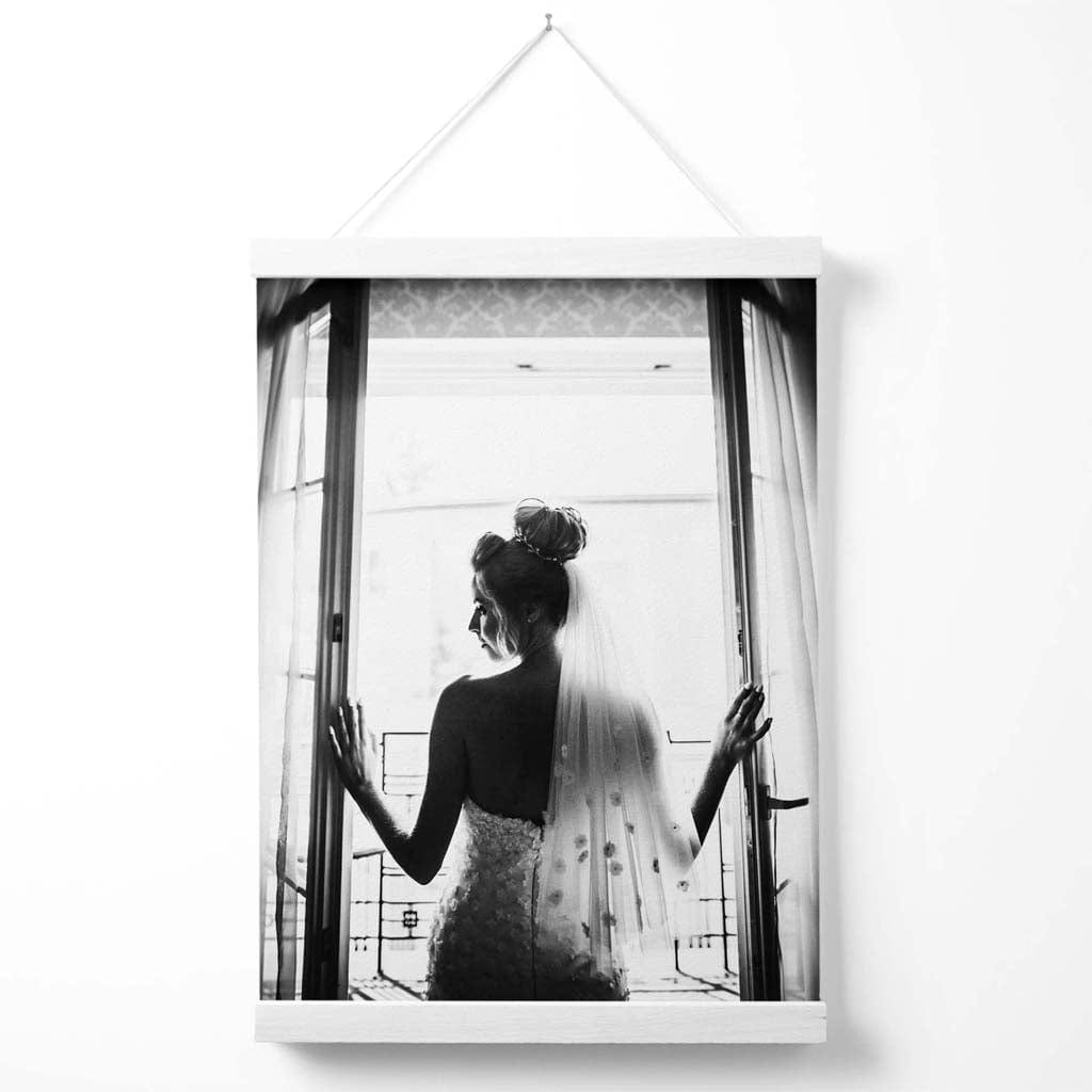Braut im Schaufenster: Schwarz-Weiß-Fotoposter mit Aufhänger