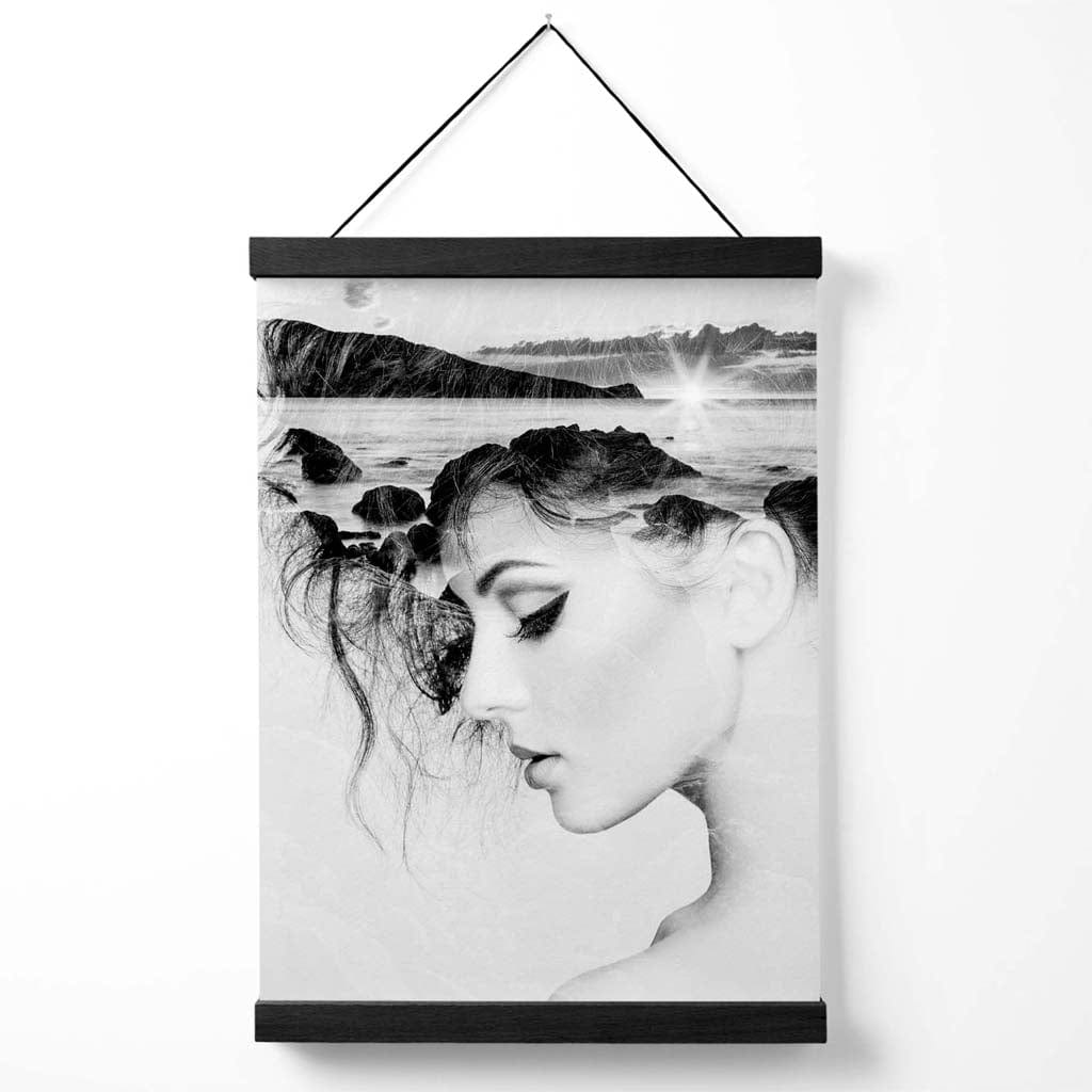 Abstraktes Schwarz-Weiß-Fotoposter mit Mädchen- und Strandmode und Aufhänger
