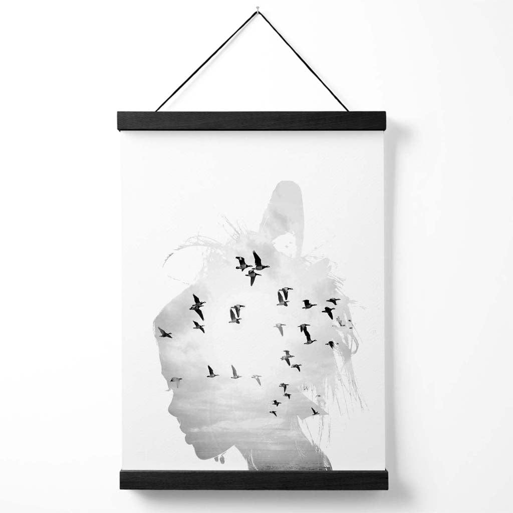 Abstraktes Modeposter mit Mädchen und Möwen (Schwarz-Weiß-Foto) inklusive Aufhänger