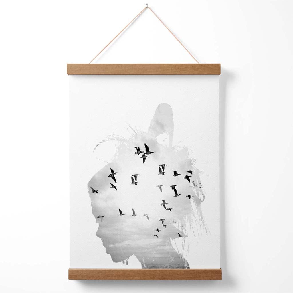 Abstraktes Modeposter mit Mädchen und Möwen (Schwarz-Weiß-Foto) inklusive Aufhänger