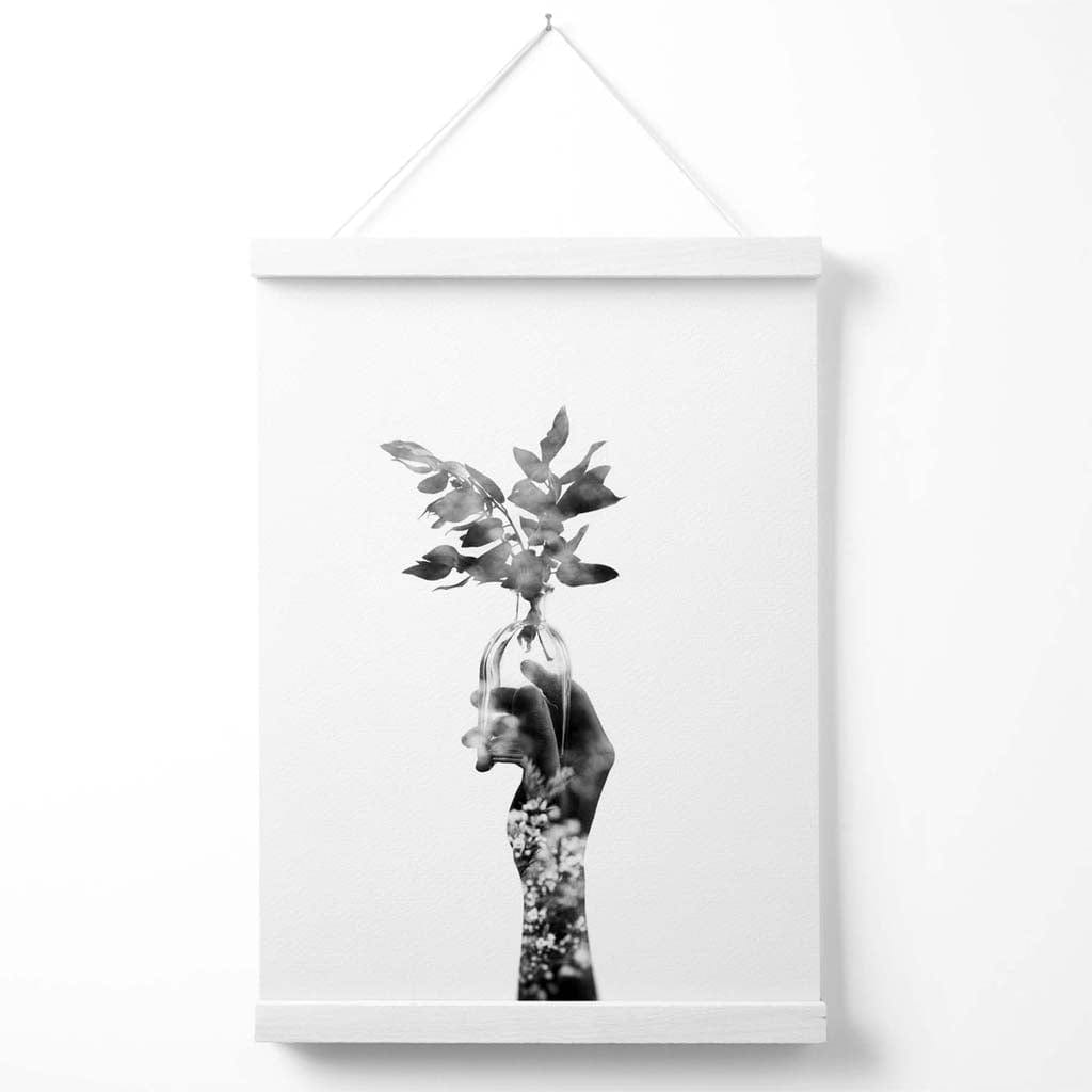Abstraktes Mode-Poster mit Hand- und Waldmotiv in Schwarz-Weiß, inklusive Aufhänger