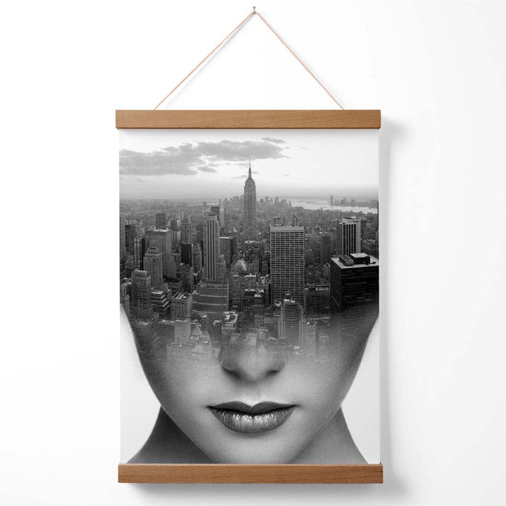 Abstraktes Mädchen und Stadtbild – Mode-Schwarzweiß-Fotoposter mit Aufhänger
