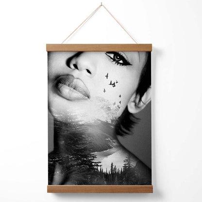 Abstraktes Mädchen- und Waldmode-Schwarzweiß-Fotoposter mit Aufhänger