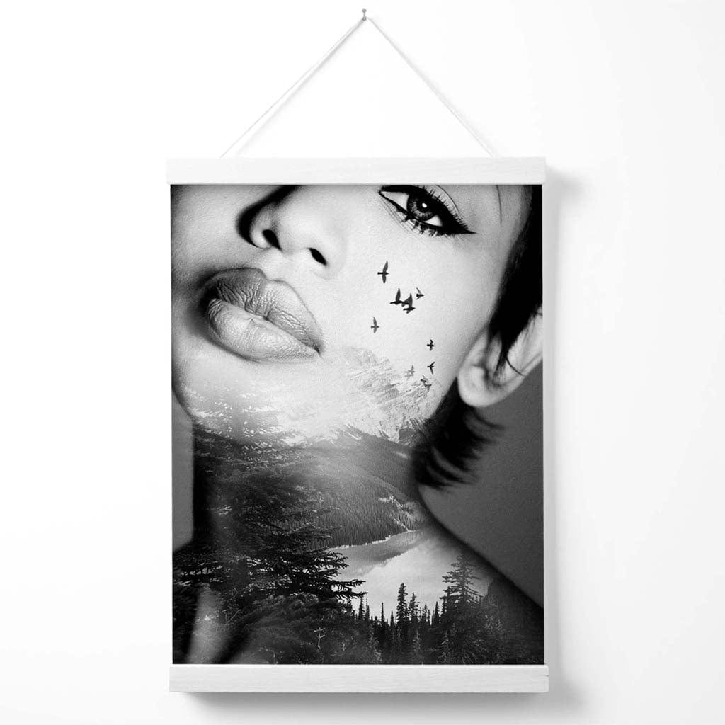 Abstraktes Mädchen- und Waldmode-Schwarzweiß-Fotoposter mit Aufhänger